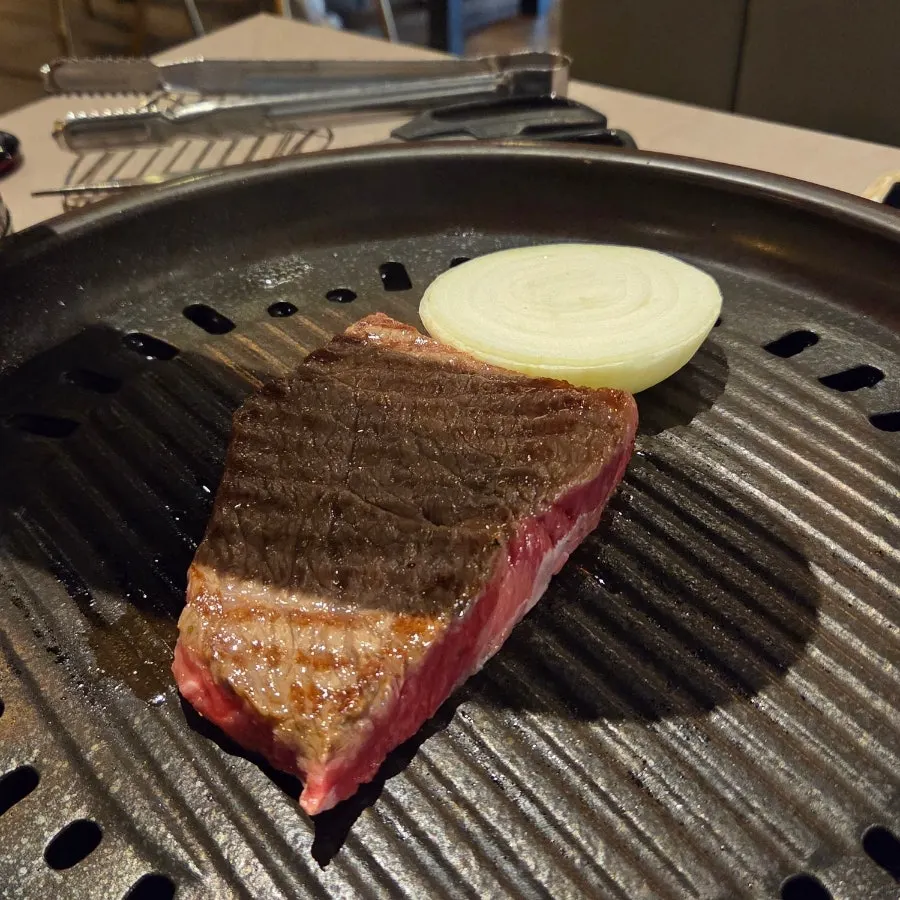 사장님이 직접 구워주는 등심 굽기 장면
