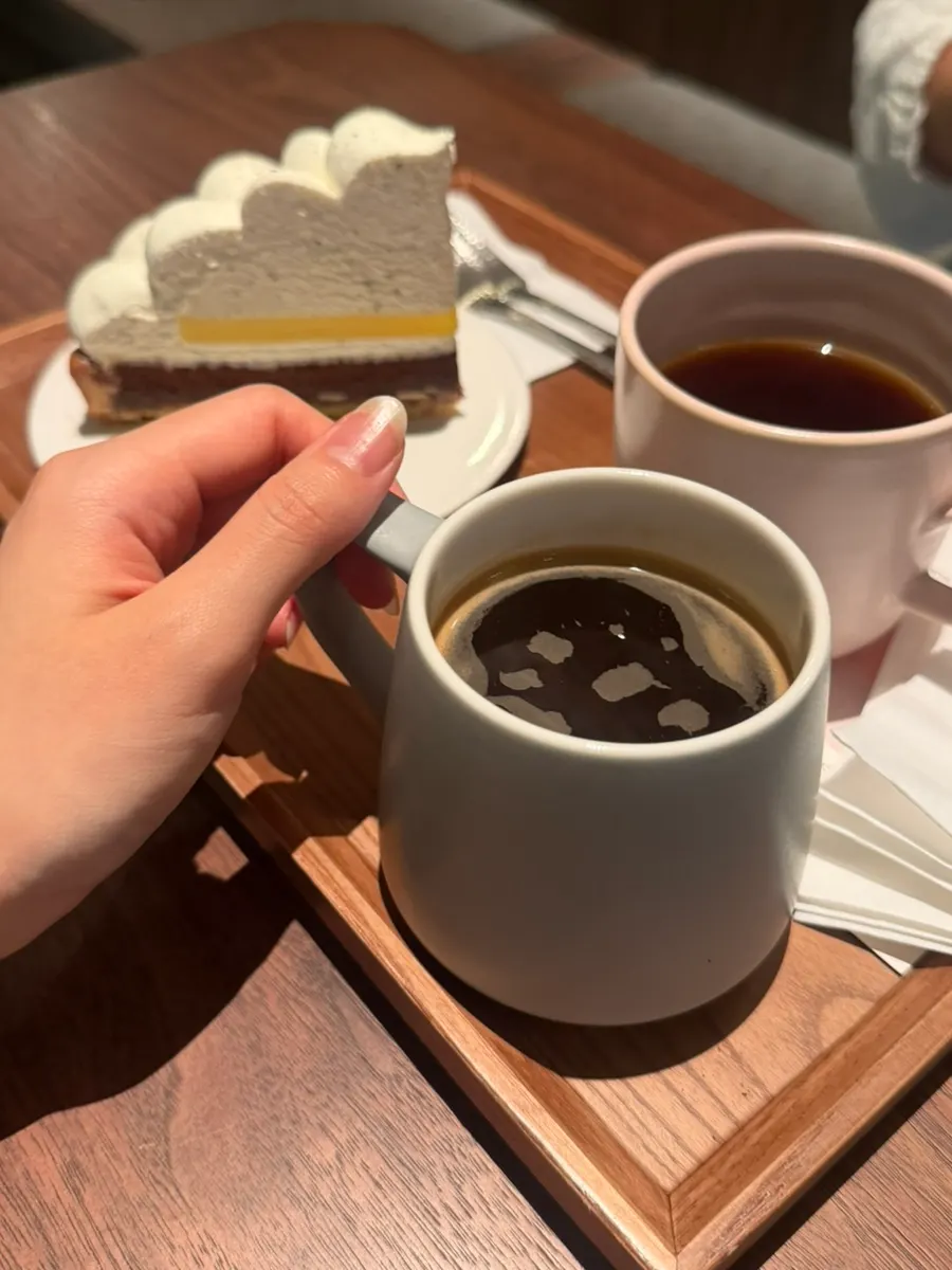 얼그레이 레몬 디저트와 커피