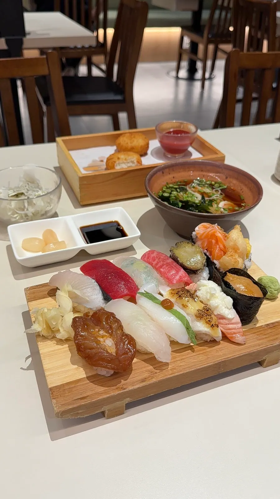 Full view of the 12-piece Elephant B set