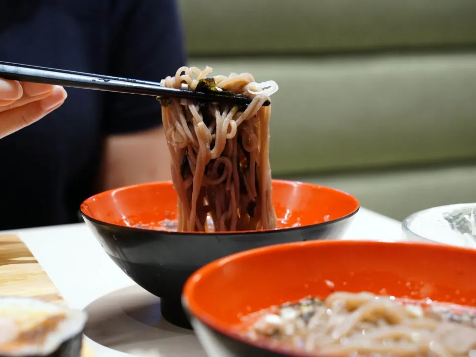 세트에 포함된 냉소바 한 그릇