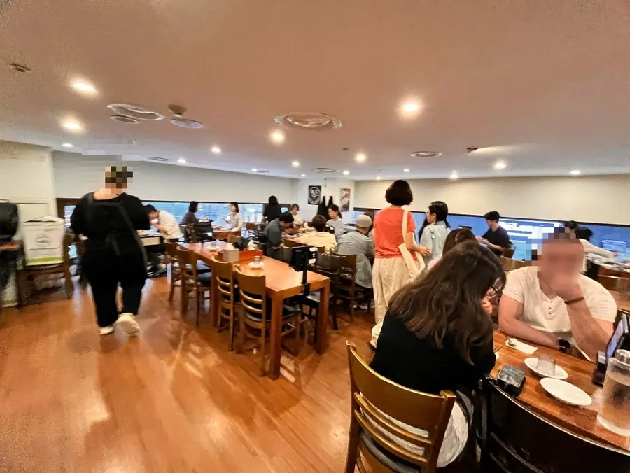 青华牛肉刀削面原木色店内装修