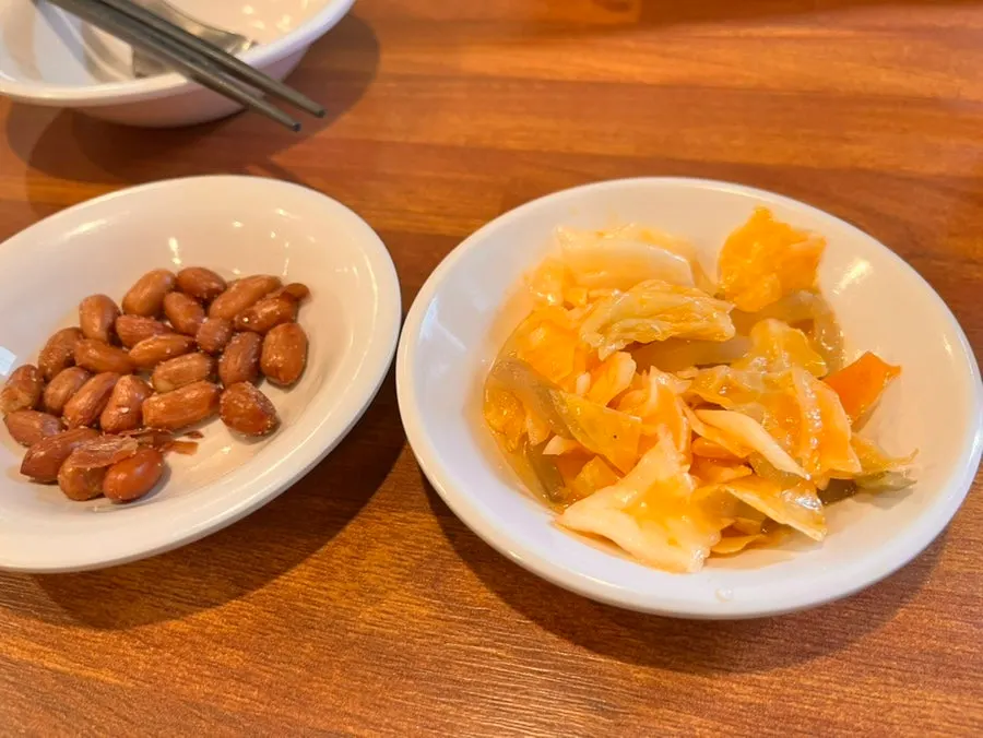 店内一角的刀削面制作过程
