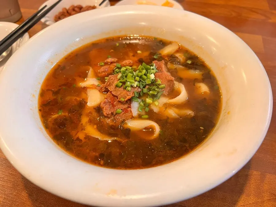 配有牛肉配料的牛肉刀削面