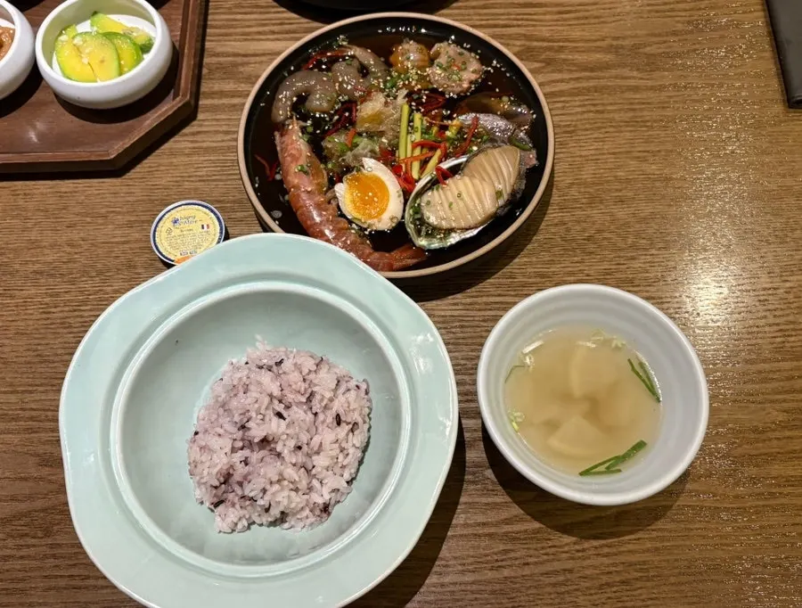Neat Korean set-meal side dishes and mains