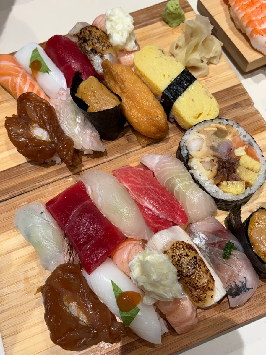 Set selection with assorted fish sushi