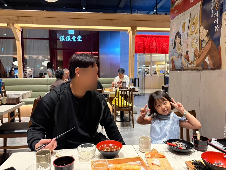 A Gwanghwamun sushi meal enjoyed as a family outing