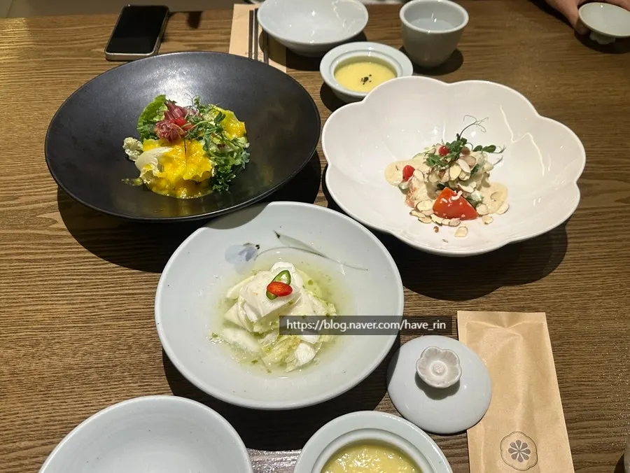 정갈하게 세팅된 에피타이저 테이블