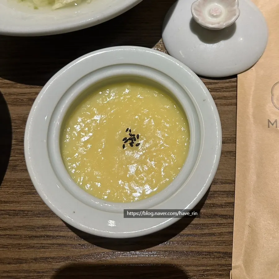 코스 첫 순서로 나온 녹두죽