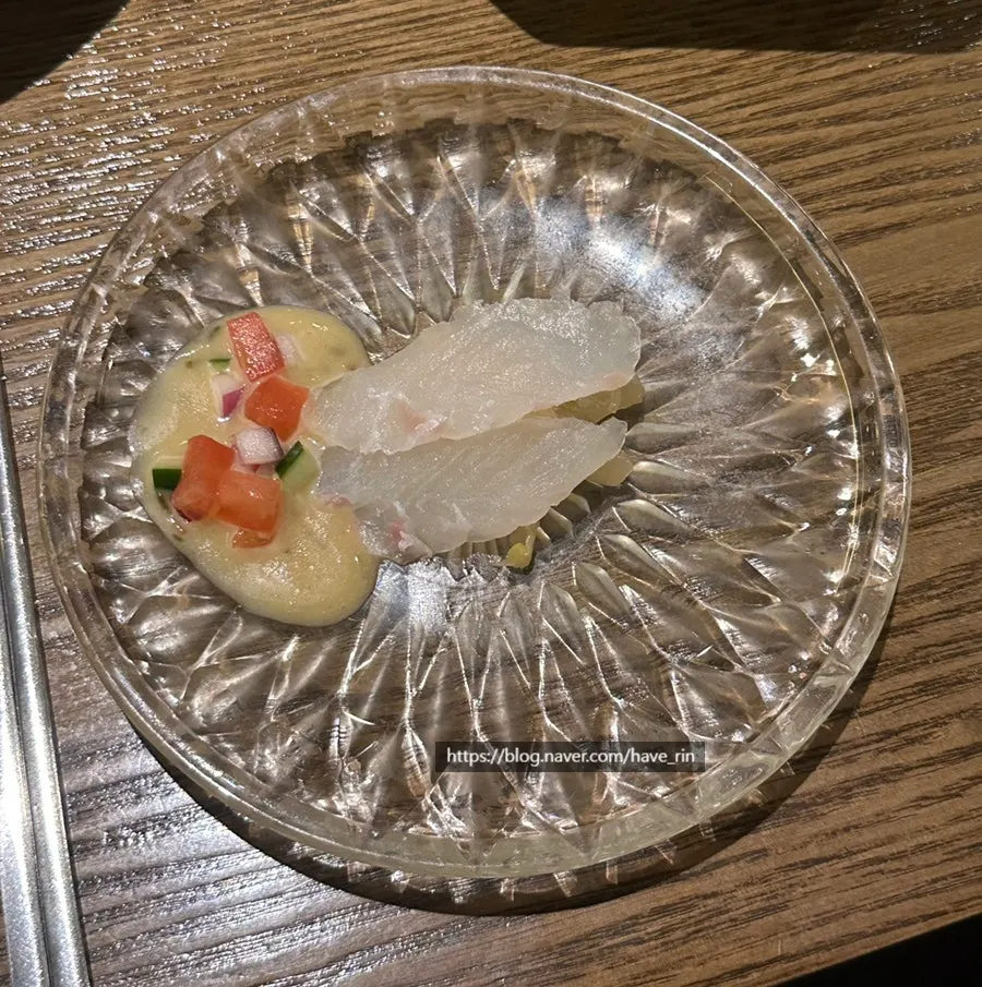 숙성 광어회와 묵은지 한 접시