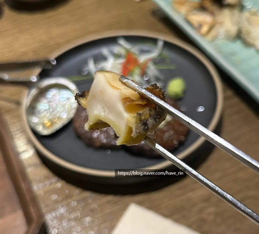한 조각 나온 촉촉한 전복