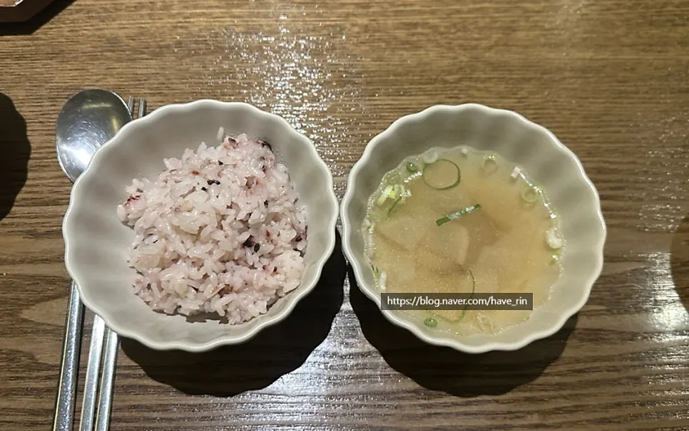 처음 제공된 공깃밥과 식사 상차림
