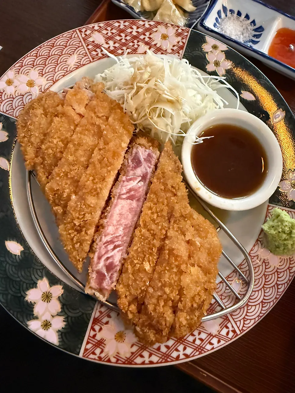 두툼한 채끝 규카츠 한 접시
