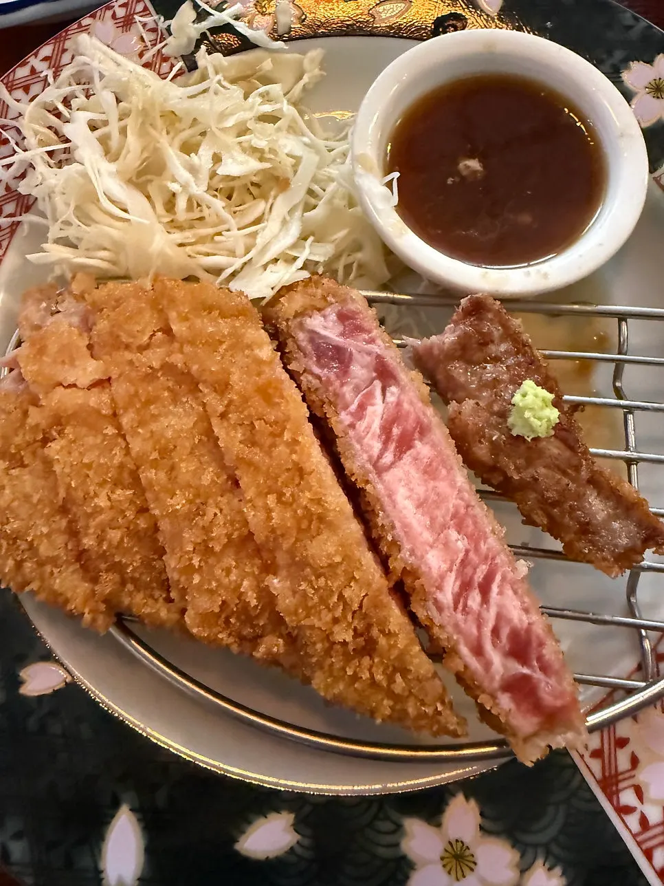 규카츠를 올린 밥 한 그릇