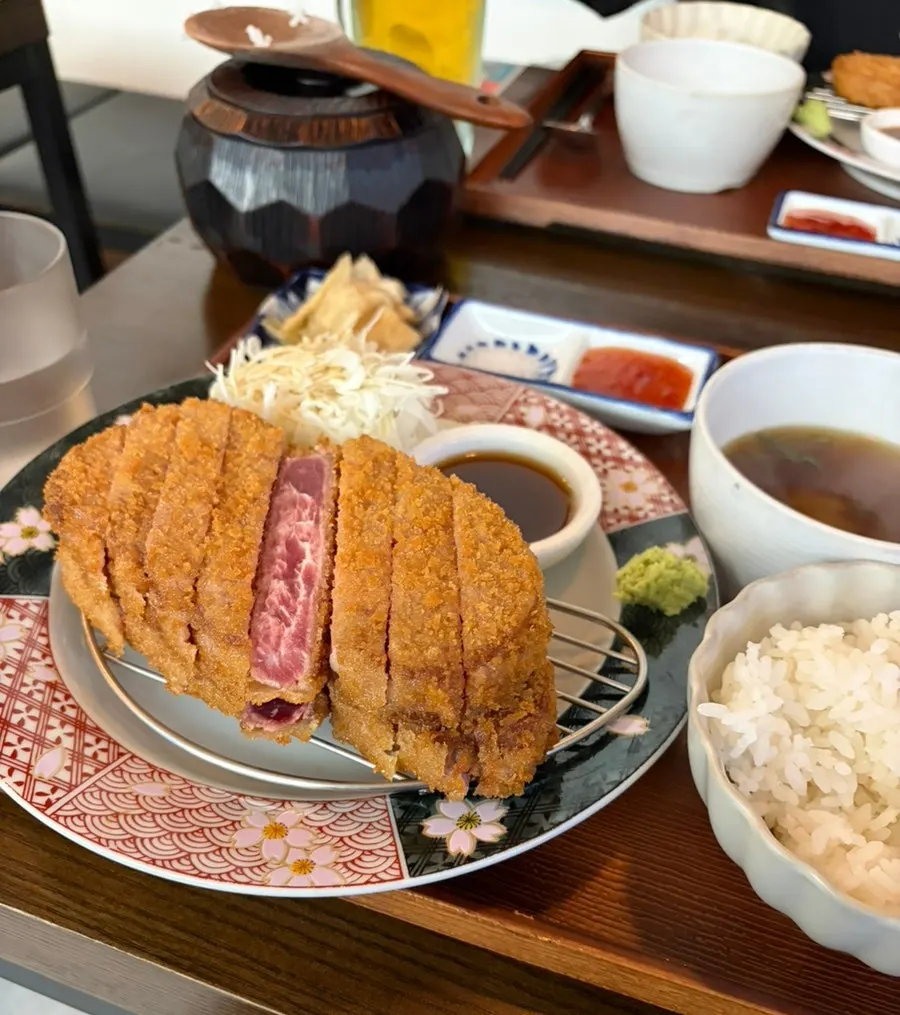 Full sirloin gyukatsu meal setting