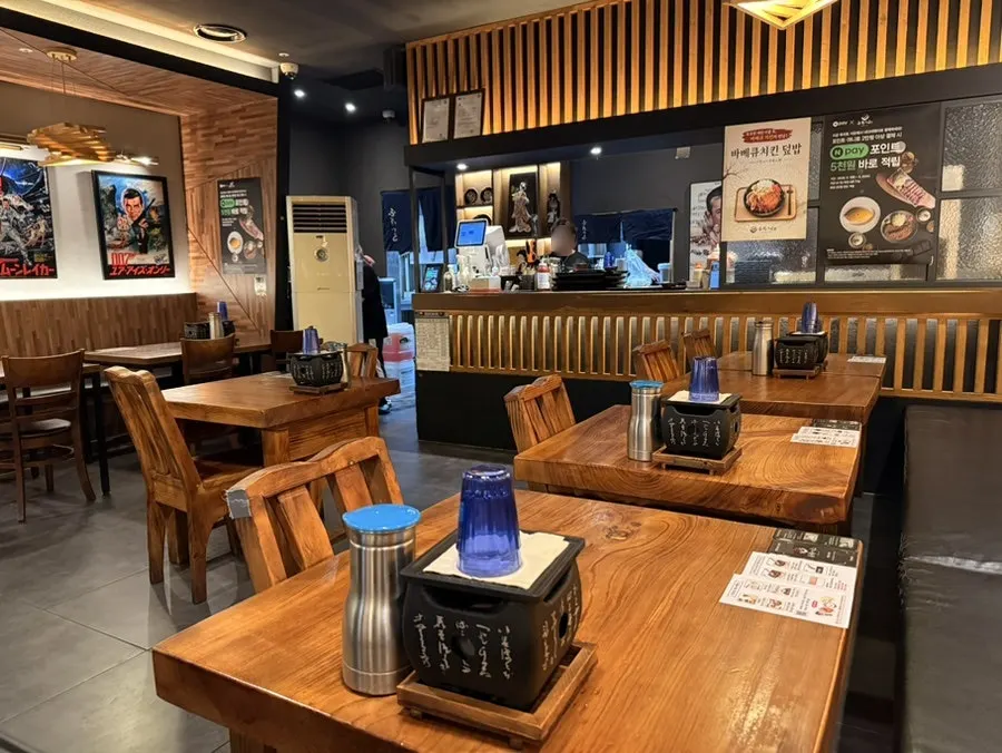 Interior with 2-person and 4-person tables