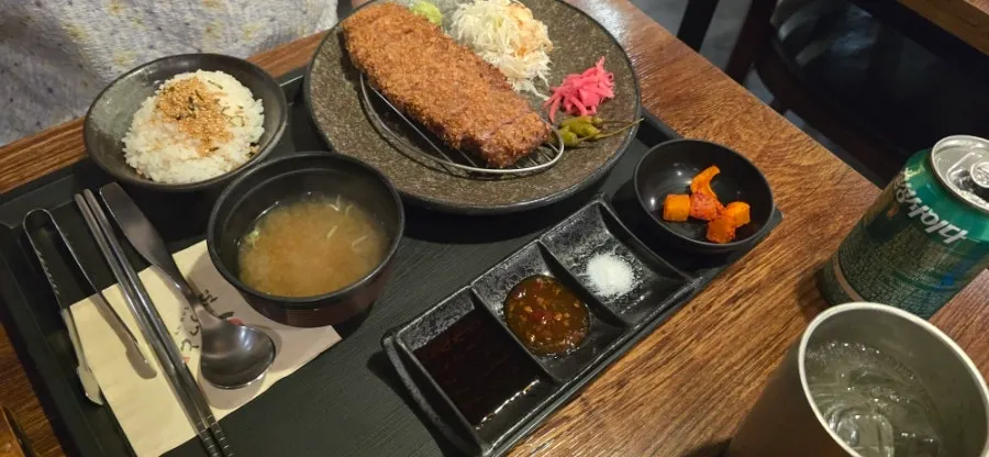 Side dishes served with the gyukatsu set