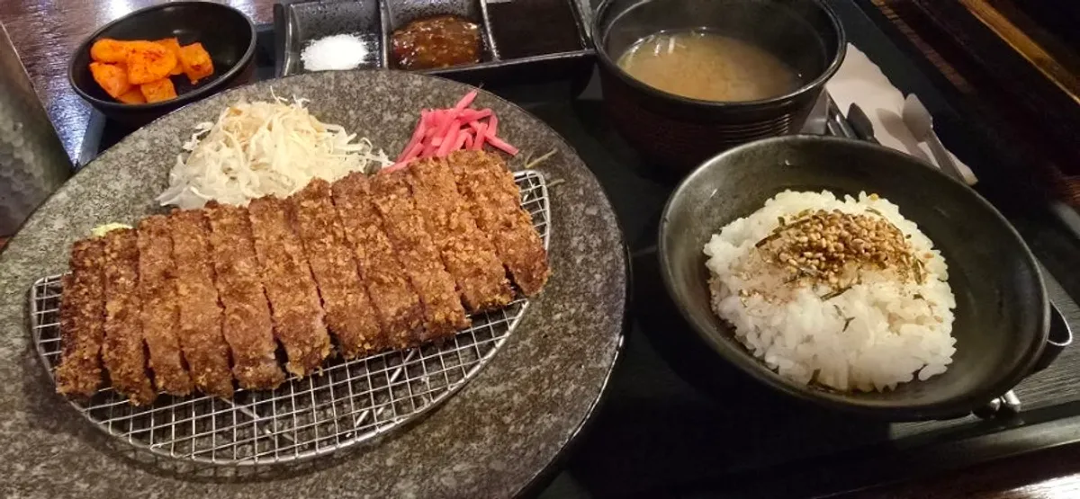 A plate with over ten pieces of sirloin gyukatsu