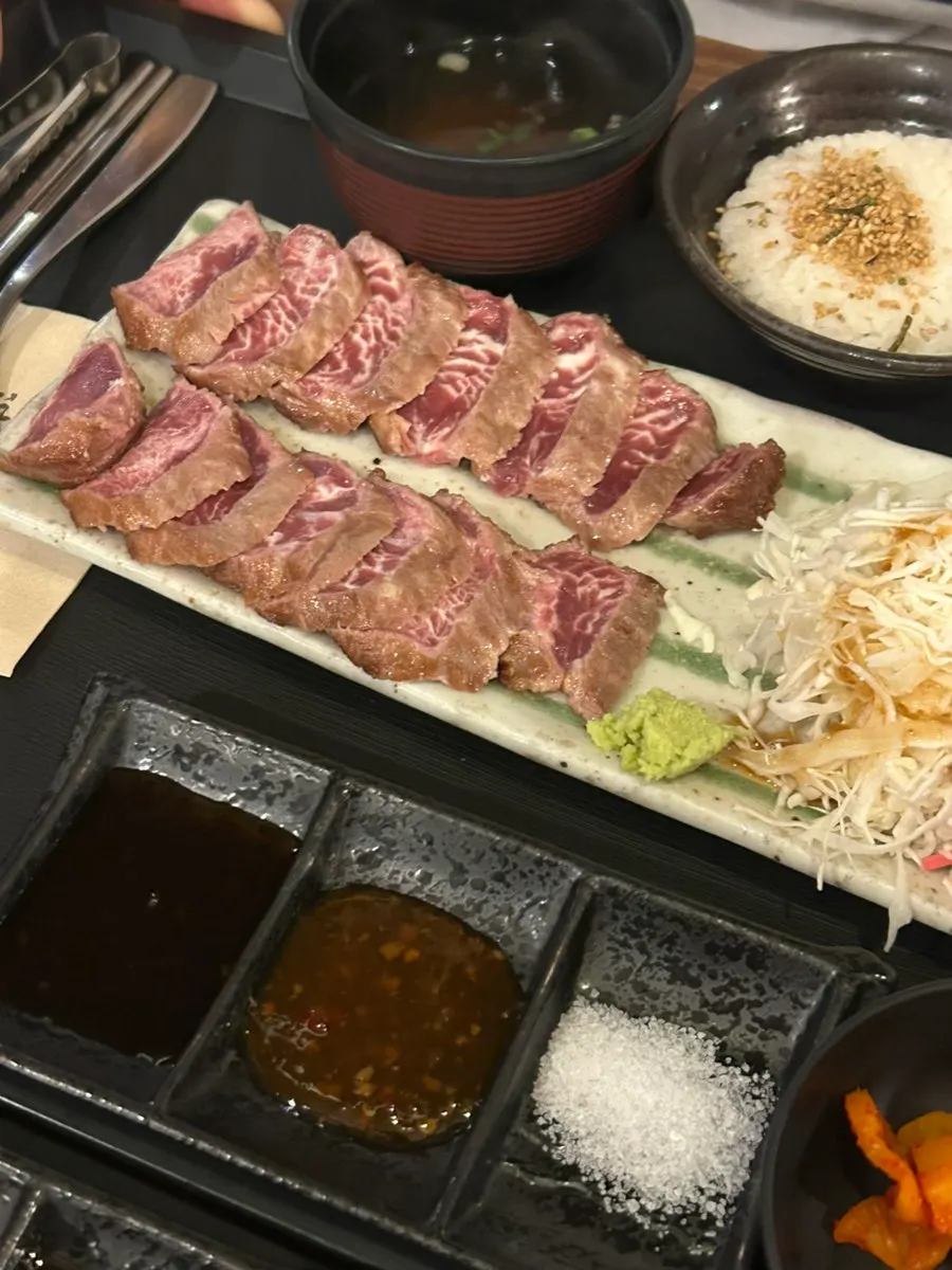 Yakiniku-style gyusteki set spread