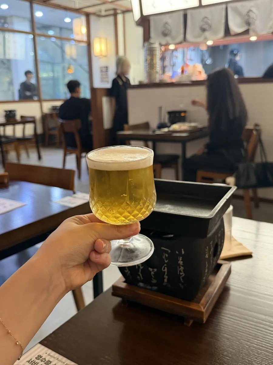 작은 잔에 담긴 기린 생 한입 맥주