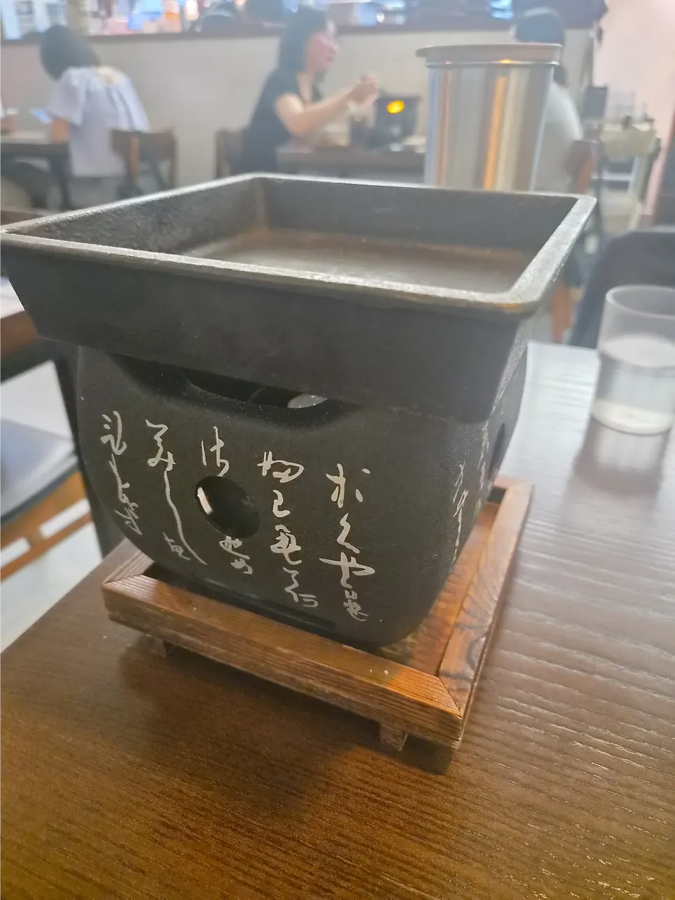 테이블에 놓인 작은 화로