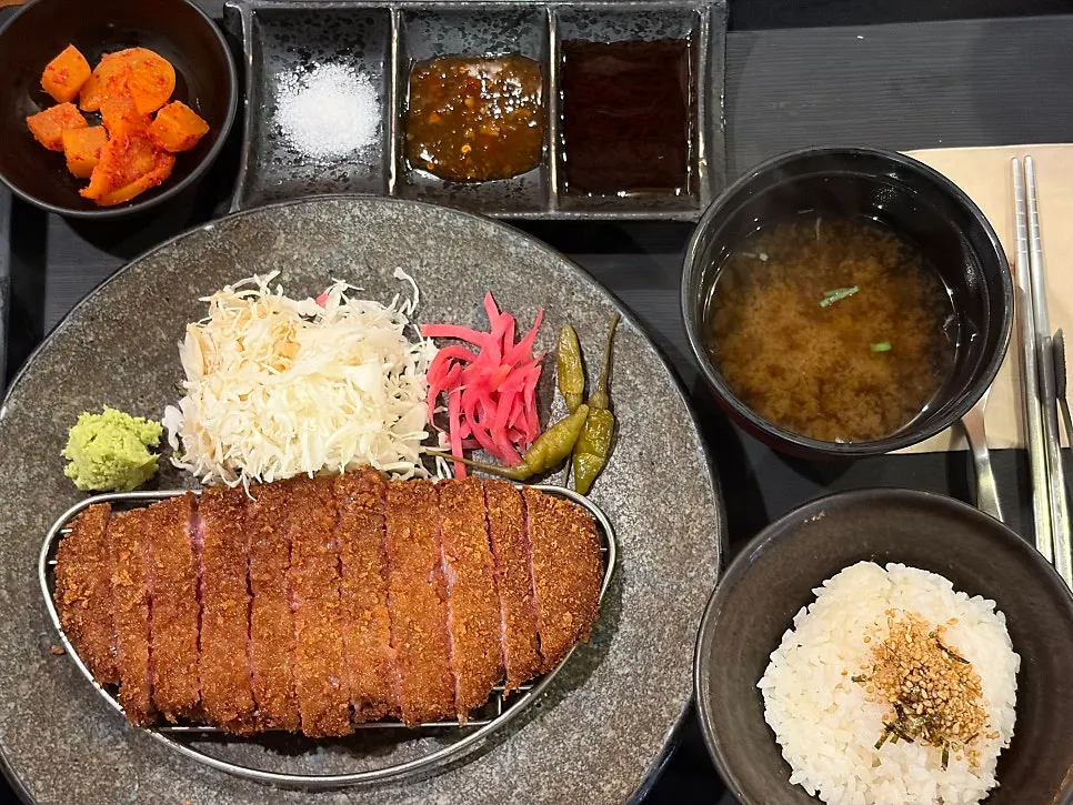주문 후 차려진 후라토식당 테이블