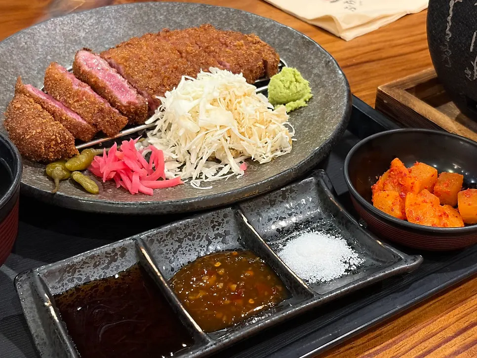 접시에 담긴 규카츠 단면