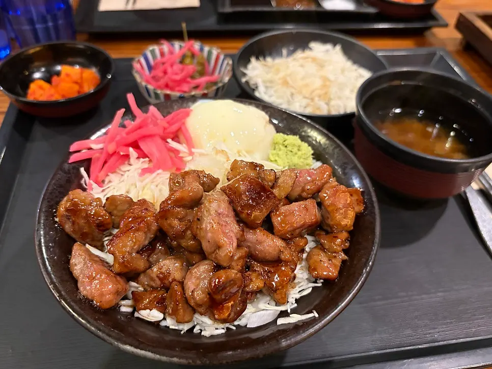 반숙 달걀이 올라간 스테키덮밥
