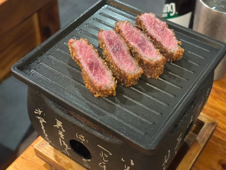 Gyukatsu grilled on both sides until the surface turns brown