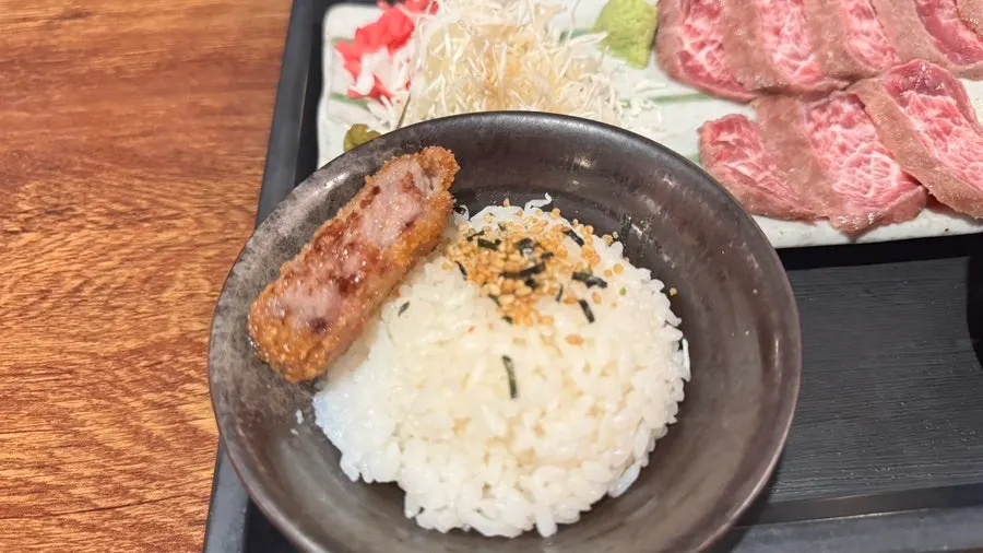 Gyukatsu grilling on a brazier with wasabi and salt