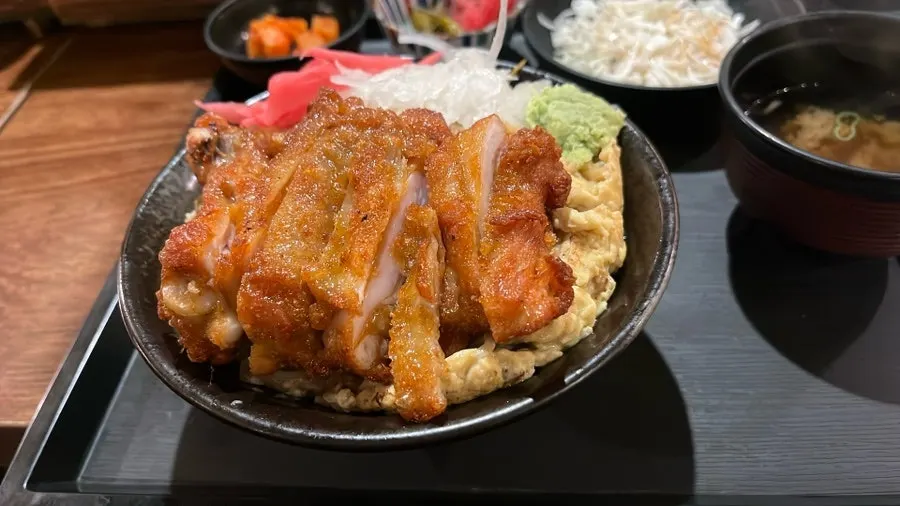 Barbecue chicken rice bowl reminiscent of oyakodon
