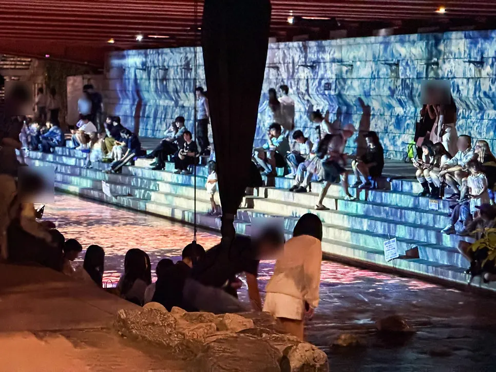 A scene from the Gwanghwamun evening date course