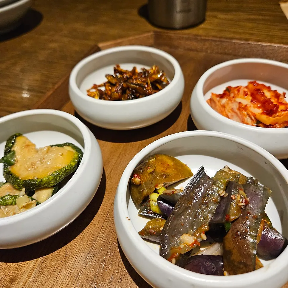 코스로 차려진 한정식 한 상