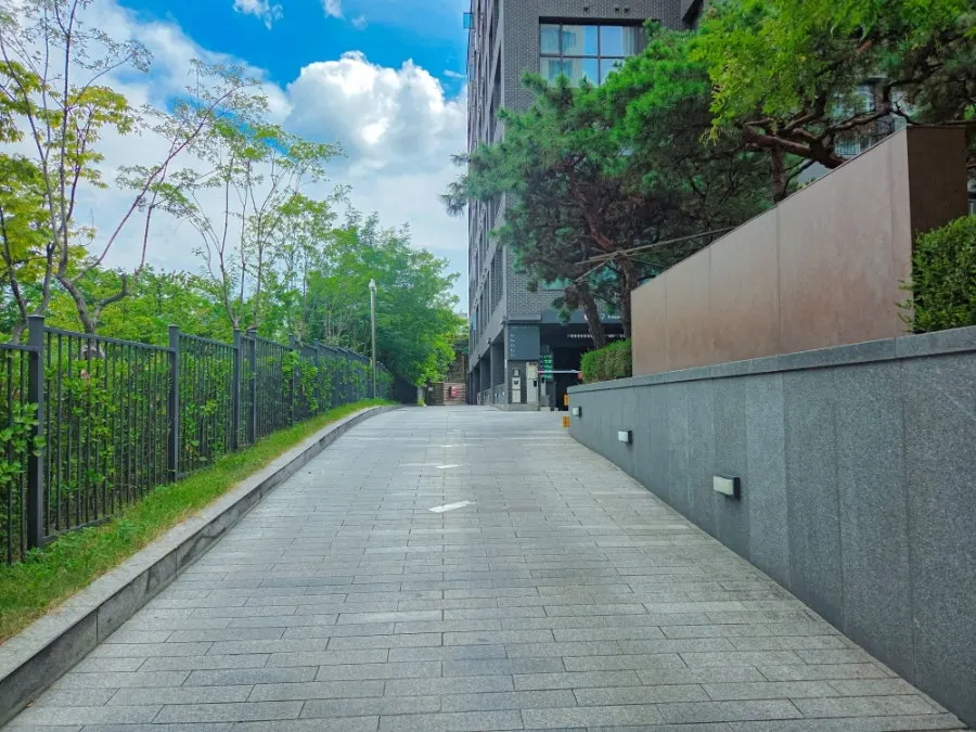 Parking entrance on the left side of the Deoksugung D Palace building