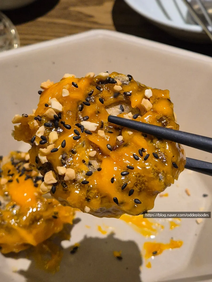 Fried shiitake mushroom appetizer with sauce