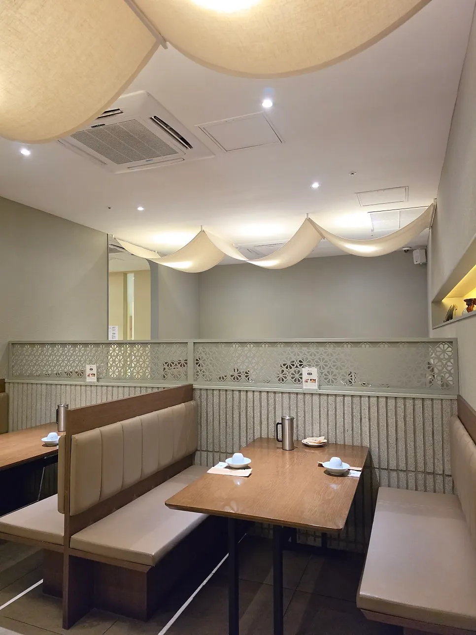 모담다이닝 광화문점 입구 분위기