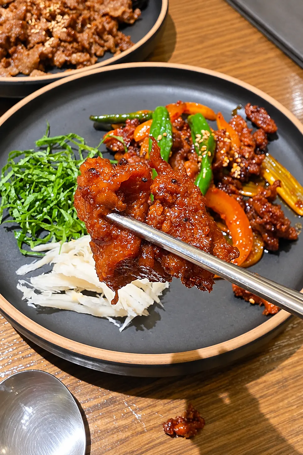 불 맛 나는 더덕 직화 제육 클로즈업