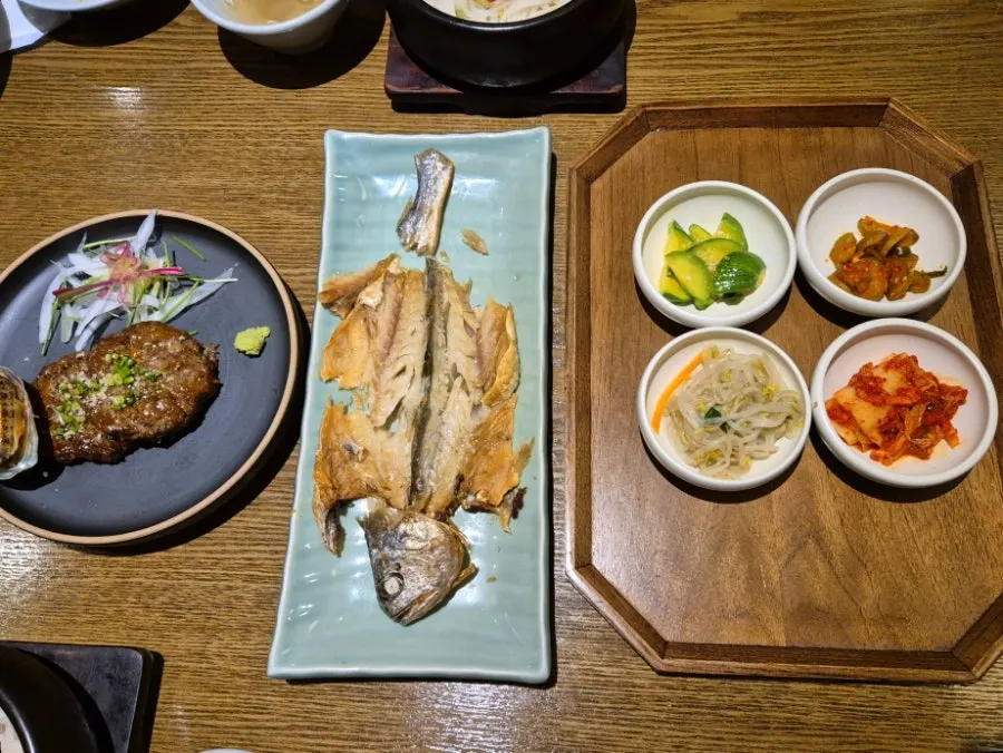 메인요리와 네 가지 찬이 차려진 상