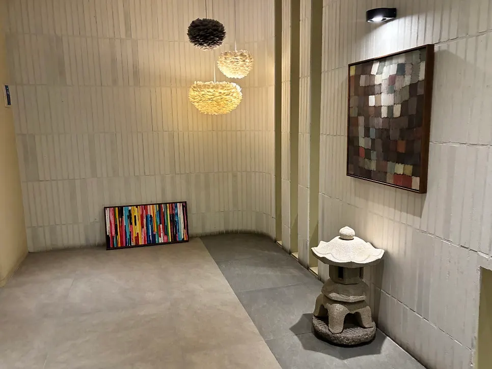 Hall table seating divided by partitions