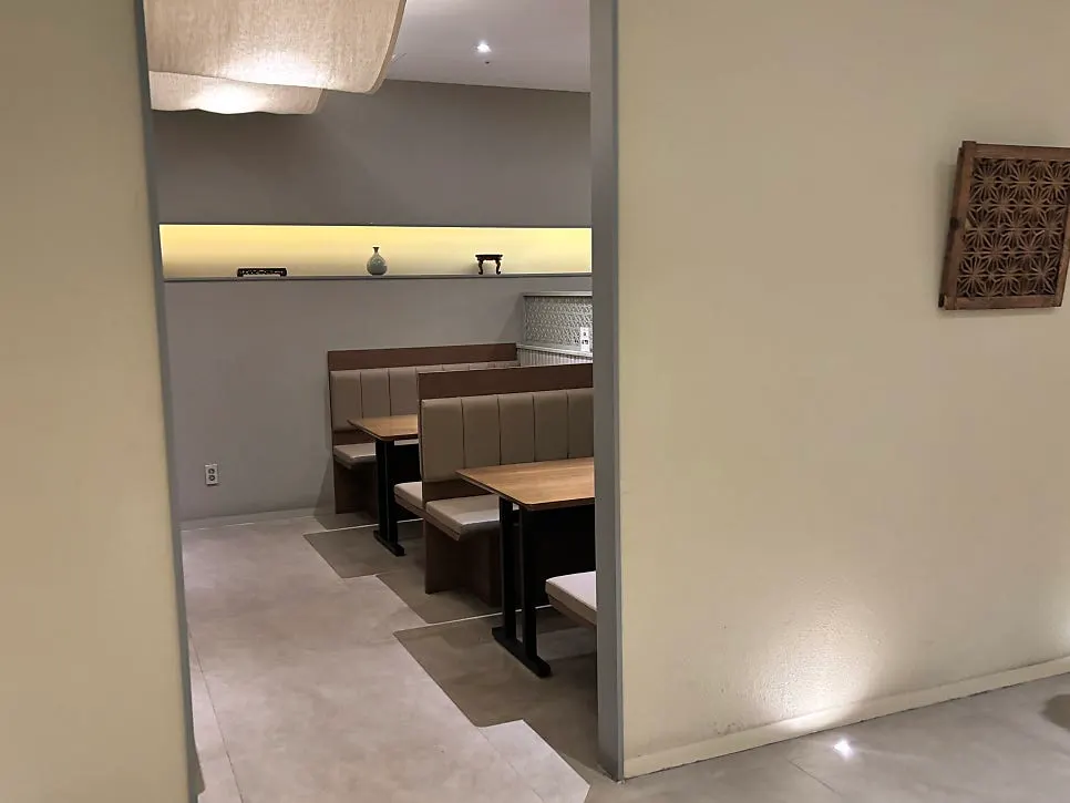 Widely spaced hall table interior atmosphere