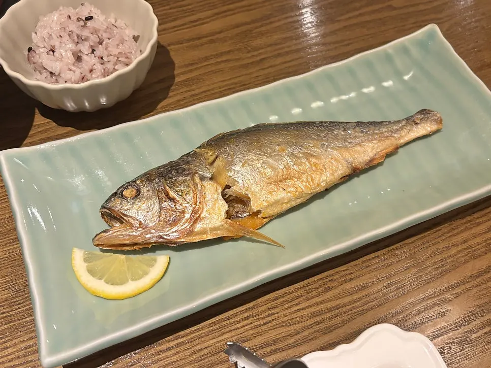 Bori-gulbi jeongsik served as the main dish