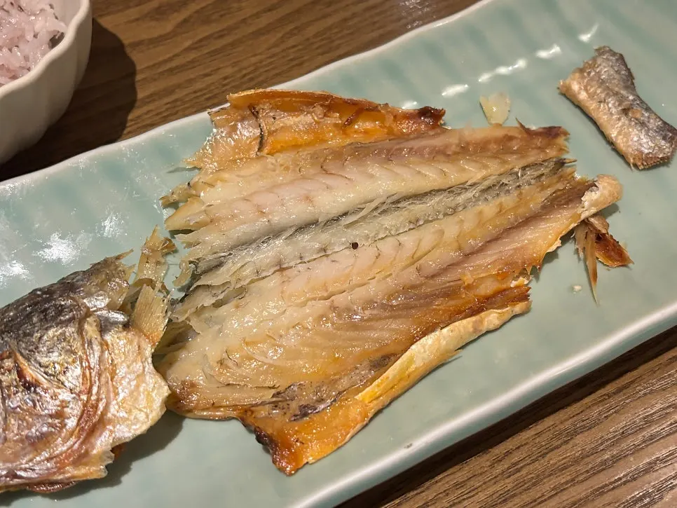 Bori-gulbi trimmed and served at the table