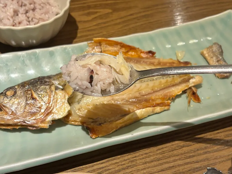 Deboned bori-gulbi flesh with white rice