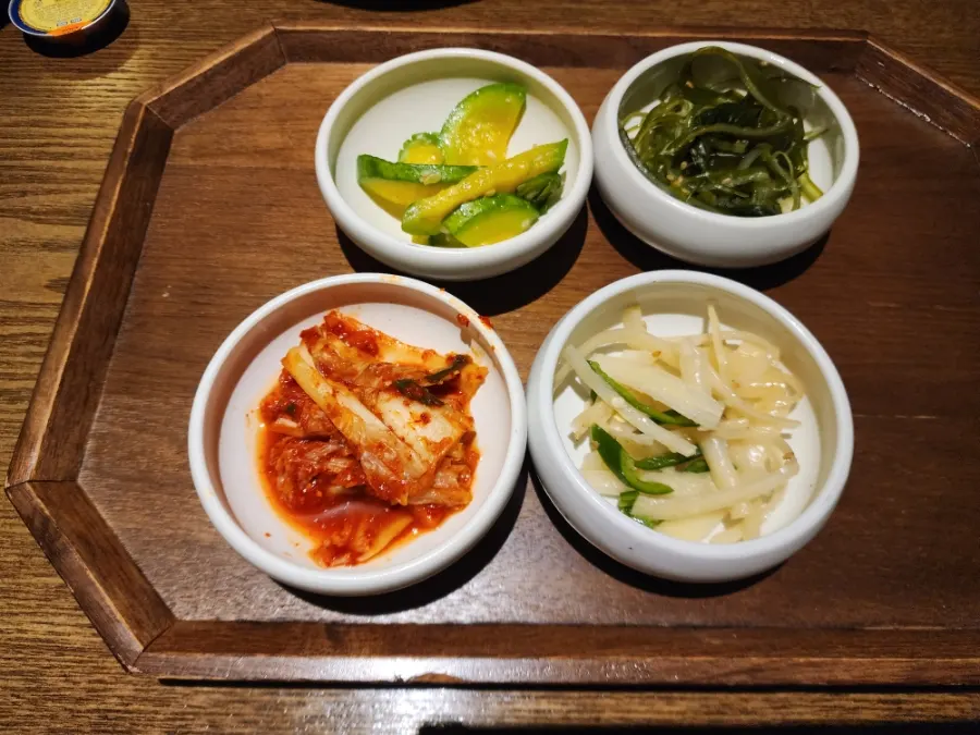 배추김치와 나물이 담긴 네 가지 기본반찬