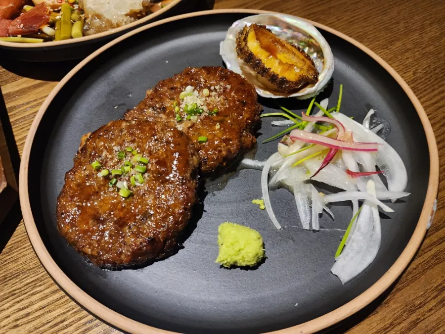 통전복을 올린 전복 떡갈비 상차림