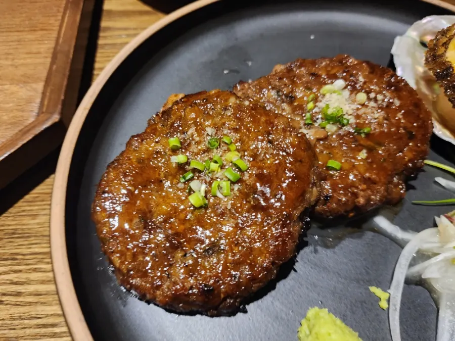 노릇하게 구운 전복 떡갈비 클로즈업
