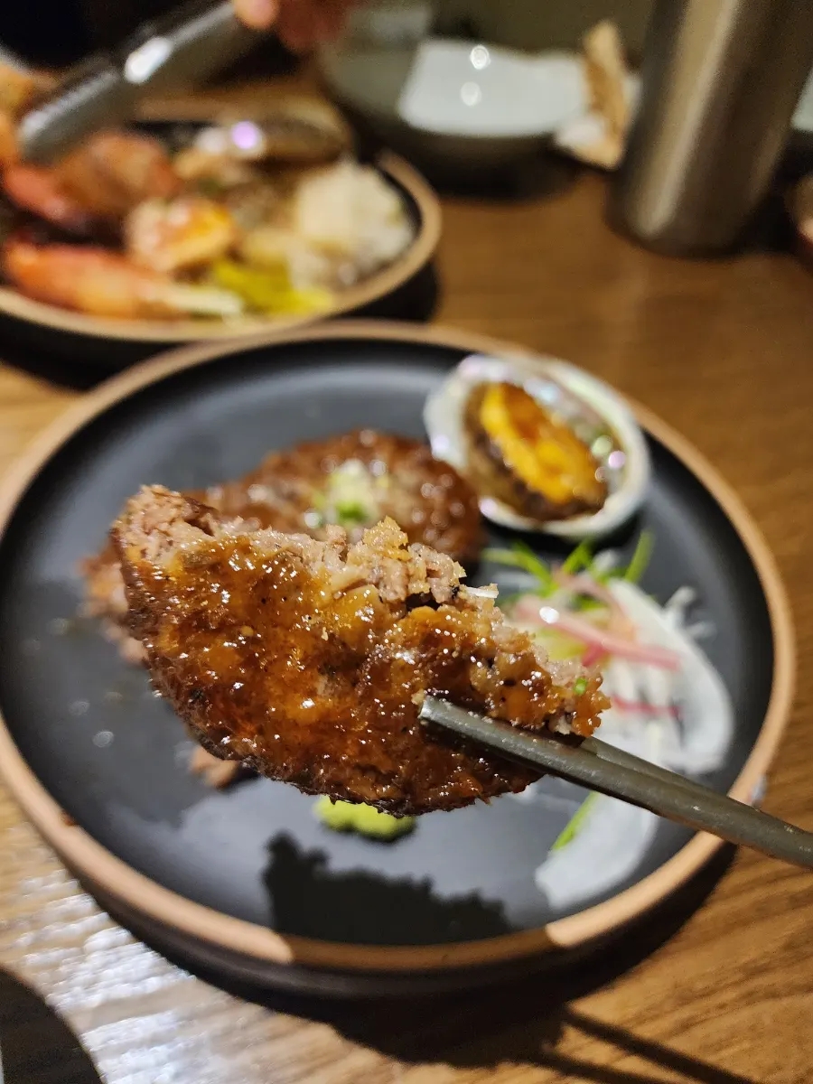 양념이 윤기 나는 떡갈비 세로 사진