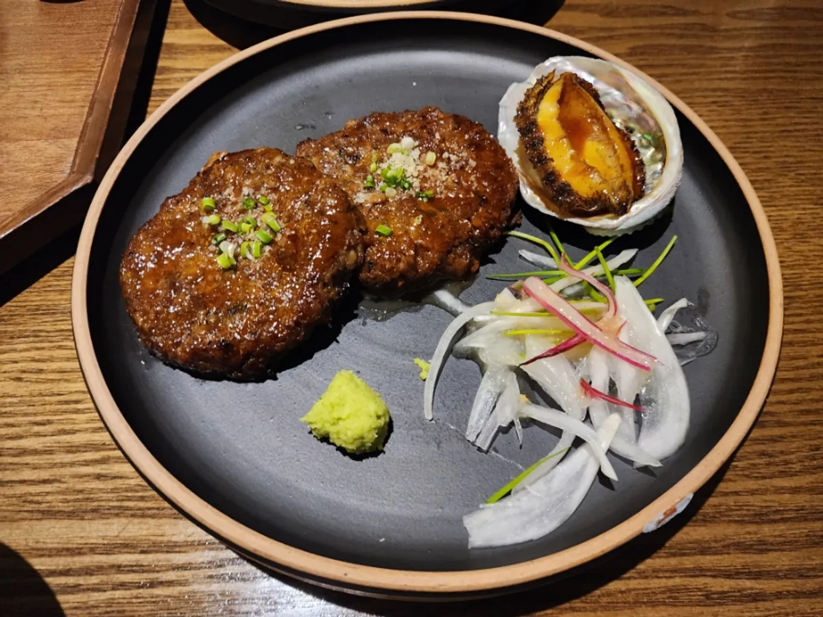 양념을 두른 통전복과 떡갈비