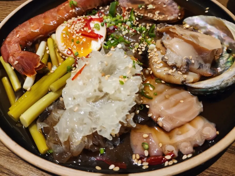 큼직한 새우와 해물이 담긴 전복새우장