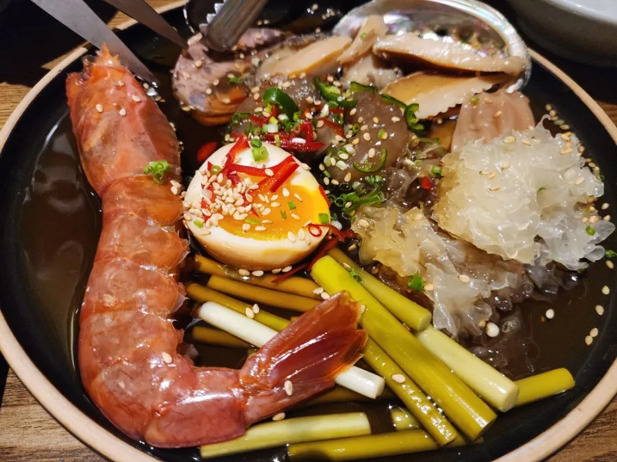 버터를 비빈 밥에 새우살을 올린 모습