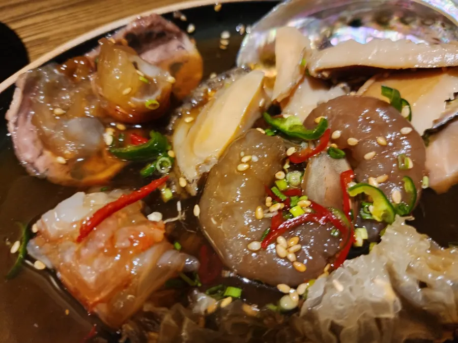 전복과 새우살을 비벼 먹는 버터밥